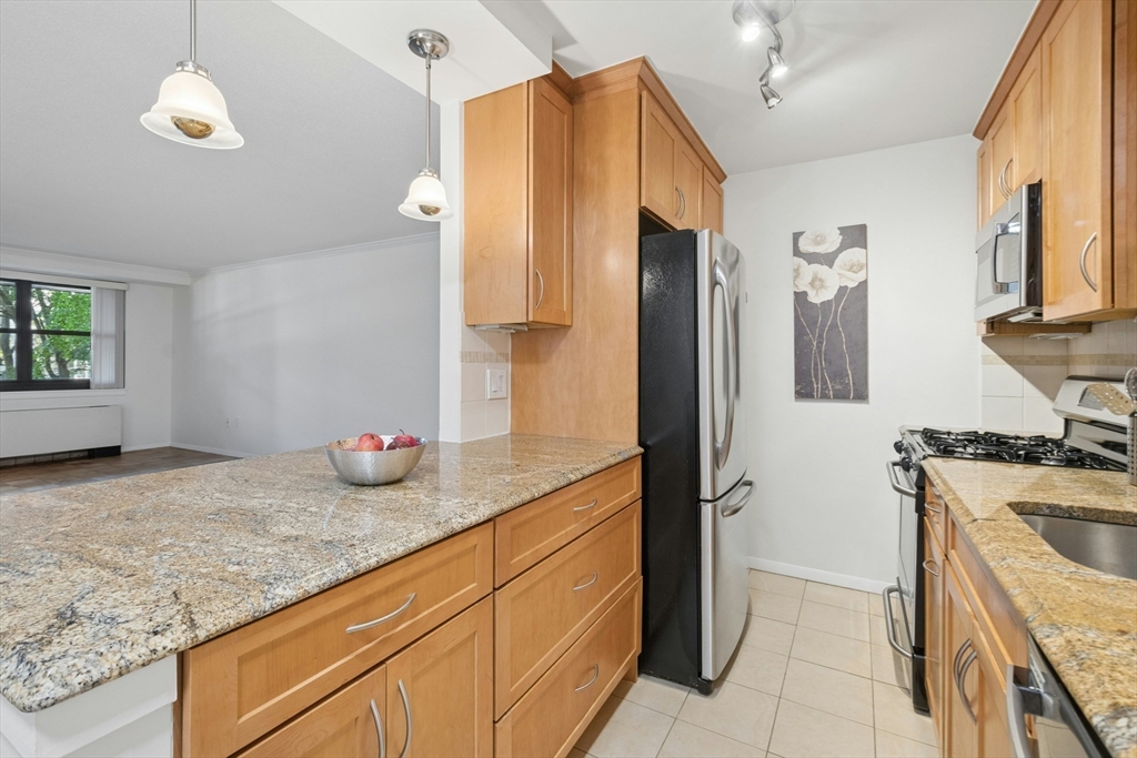 9 Hawthorne Pl #2J in Boston