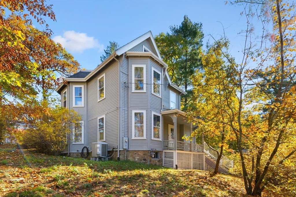 16 Pine St in Wakefield