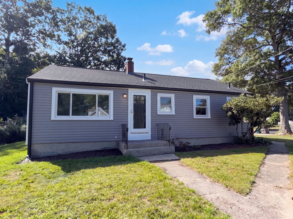 228 Arnold Rd in North Attleboro